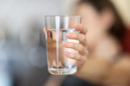 Không nên đứng dậy đột ngột. Thay vào đó, bạn nên ngồi trên giường 2 phút, vận động tay chân nhẹ nhàng. Tiếp đó, uống một ly nước ấm rất có lợi. Nước có thể kích thích dạ dày và ruột, đánh thức các cơ quan trong cơ thể sau giấc ngủ dài. Lưu ý, không nên uống nước lạnh bởi khí hàn không có lợi cho sức khỏe đường tiêu hóa.