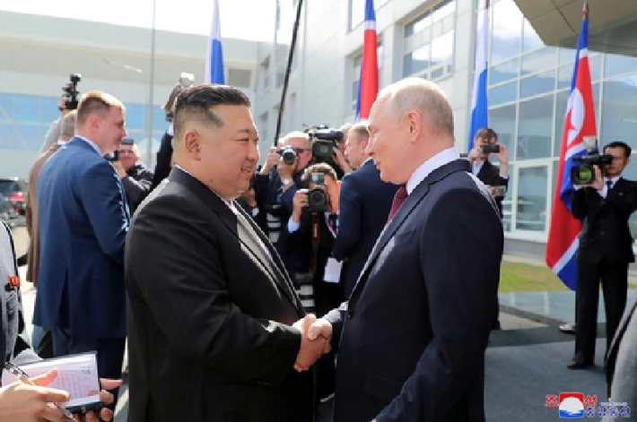 Gần đây, Moscow và Bình Nhưỡng đã liên tục tăng cường hợp tác quân sự, đặc biệt sau chuyến thăm của Tổng thống Nga Putin tới Triều Tiên trong năm nay. Thỏa thuận hợp tác chiến lược giữa Nga và Triều Tiên đã nêu rõ rằng khi một quốc gia bị tấn công, quốc gia còn lại sẽ cử quân đội hỗ trợ. Hiện tại, sau khi khu vực Kursk của Nga bị Ukraine tấn công, đây là cơ hội tuyệt vời để Triều Tiên cử quân tham chiến. Ảnh: Reuters.