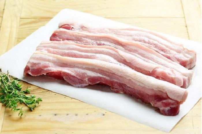 Cuối cùng, thịt lợn dùng để nấu ăn nhất định phải là thịt ba chỉ hay còn gọi là ba rọi. Phần thịt này là sự kết hợp hoàn hảo tỉ lệ nạc mỡ giúp món ăn hấp dẫn. Trong khi những phần thịt khác như thăn lại khiến món ăn trở nên khô cứng, không mềm. Ảnh: Sohu, Internet.