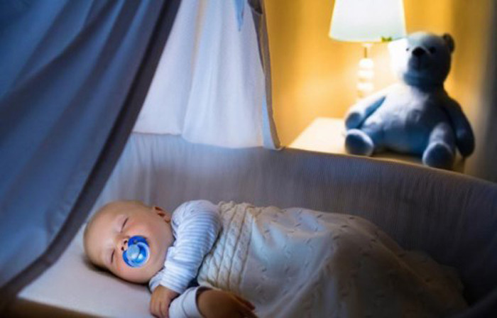 Đáng nói, điều này hoàn toàn không tốt cho sự phát triển thị giác cũng như chất lượng giấc ngủ của trẻ. Các nhà nghiên cứu chỉ ra, trẻ ngủ trong phòng tối có xác suất cận thị là 10%; ngủ trong phòng có đèn ngủ nhỏ có nguy cơ 34%. Trường hợp dùng đèn công suất lớn, trẻ có nguy cơ lên đến 55%.