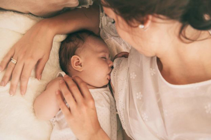 Cho con dùng sữa ban đêm. Các nhà nghiên cứu khẳng định, trẻ dùng sữa ban đêm không có lợi cho sự phát triển não bộ. Khi con chừng 6 tháng tuổi, các mẹ nên cân nhắc việc cai sữa ban đêm.