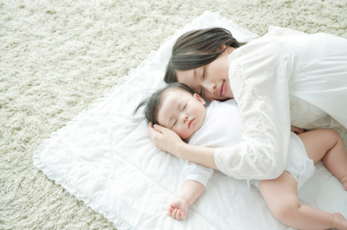 Mặt khác, ôm ấp dỗ dành ban ngày các mẹ còn có thể cố. Vào ban đêm, đang trong giấc ngủ phải đứng dậy bế khắp nhà lại là cực hình. Không chỉ ảnh hưởng sức khỏe, tâm lý người mẹ, việc bế trẻ sơ sinh trong thời gian dài còn ảnh hưởng đến sự phát triển cột sống bé.