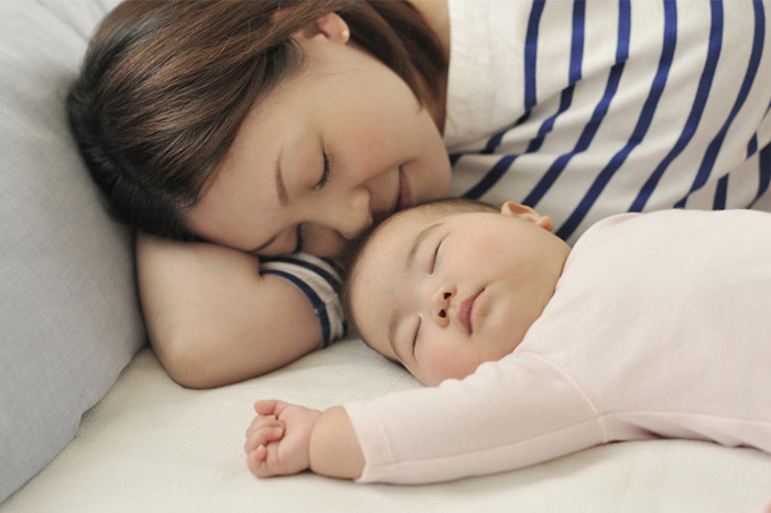 Ôm ấp khi ngủ. Với trẻ sơ sinh, các con thường xuyên cảm thấy bất an. Chỉ khi ở bên mẹ bé mới thấy thân thuộc, yên tâm. Vỗ về bé là cần thiết, tuy nhiên ôm ấp ngay cả khi đi ngủ lại không được khuyến khích. Điều này vô tình khiến bé ngày càng ỷ lại vào mẹ, khóc lóc khi được người khác trông nom.