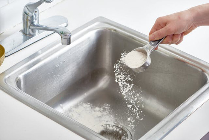 Để làm sạch đúng cách, chị em nên tận dụng 1 thìa baking soda kết hợp với giấm để qua đêm. Sáng hôm sau xả lại bằng nước nóng.