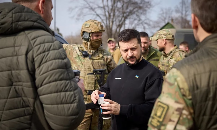 Trong trường hợp này, Ukraine sẽ rơi vào thế tiến thoái lưỡng nan: hoặc từ bỏ miền đông Ukraine và đầu tư nguồn lực vào Kursk, bám lấy nó hoặc rút khỏi Kursk và giữ miền đông Ukraine. Nếu chọn bám sát Kursk, nơi đây sẽ trở thành "cối xay" và Quân đội Nga sẽ dùng nguồn lực dồi dào của mình để "nghiền nát" nhân lực của Quân đội Ukraine. Ảnh: Reuters.
