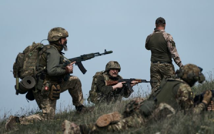 Hiện tại, phần lớn khu vực làng Darino vẫn do Quân đội Ukraine kiểm soát, trong khi làng được chia đều giữa quân Nga và Ukraine. Tuy nhiên, Quân đội Ukraine đang tập trung lực lượng tại Novoivanovka, có vẻ như họ đang chuẩn bị cho một cuộc phản công. Ảnh: Getty Images.
