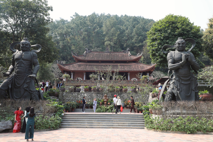 Chùa Địa Tạng Phi Lai tự hay còn gọi là chùa Đùng có lịch sử hơn 1.000 năm, tựa lưng vào núi, hai bên là tả Thanh Long – hữu Bạch Hổ, bên trong chùa với nhiều cổ vật thiêng liêng, một dấu ấn của lịch sử Phật giáo Việt Nam.