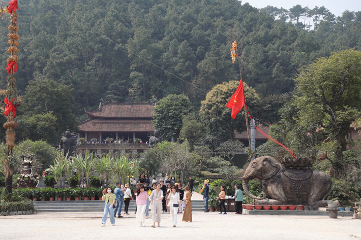 Chùa Địa Tạng Phi Lai tự tọa lạc tại thôn Hạ Trung Ninh (xã Liêm Sơn, H.Thanh Liêm, tỉnh Hà Nam), cách Hà Nội khoảng 70 km.