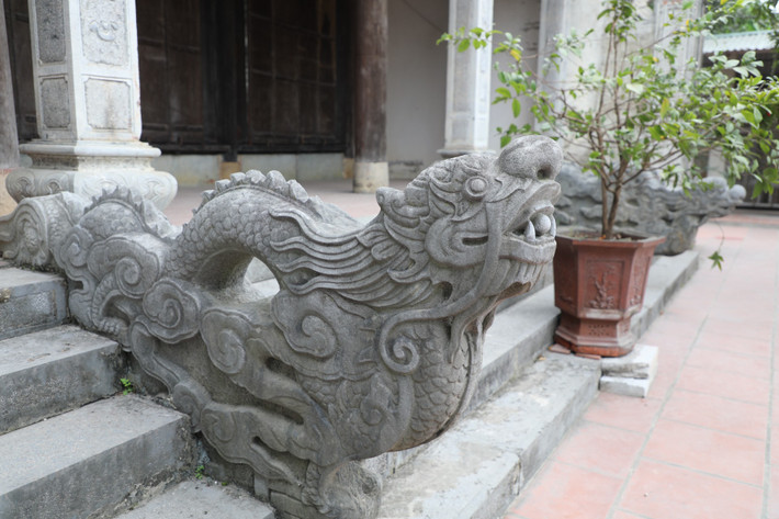 Phía mặt sau cổng tam quan là đôi rồng đá và đôi hổ đá được bố trí dọc theo hai bên bậc lên xuống, theo thế đối xứng, chầu vào nhà Bái đường. Những thiết kế tại chùa được nghệ nhân xưa đều đắp nổi hình tứ linh: long, ly, quy, phượng theo thế đối xứng, cầu kỳ, uyển chuyển.