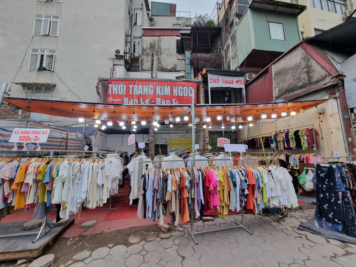 Số ít hộ còn lại đang chờ nhận tiền đền bù và gấp rút "xả hàng" nhanh chóng để thu hồi vốn.