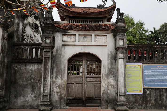 Hai bên cổng chính là hai cổng nhỏ có tám mái, cửa phía trên lượng cong hình bán nguyệt. Ngày thường, khách ra vào lễ chủ yếu đi bằng cửa bên này, chỉ khi nào nhà chùa có đại lễ thì cửa chính ở giữa mới được mở.