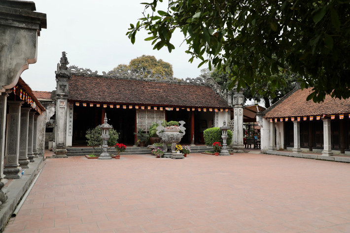 Chùa Bà Đanh là một hệ thống tổng thể bao gồm nhiều công trình với gần 40 gian nhà. Theo người dân địa phương cho biết thì ngôi chùa được xây dựng từ thế kỷ VII với diện tích rất nhỏ, đến thời vua Lê Thánh Tông thì chùa được cải biến rộng rãi như hiện tại.