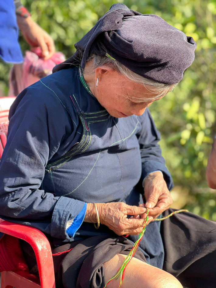 Các hộ dân sống bằng công việc canh tác nông nghiệp, trồng cây ăn quả và một ít diện tích lúa, cây rau màu ngắn ngày. Cuộc sống của người dân trong bản từng bước khá lên qua các năm và vì thế văn hoá truyền thống đã mai một đi ít nhiều.