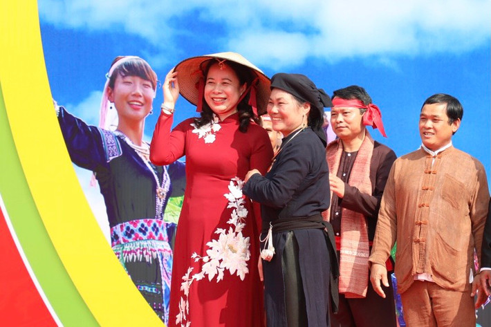 Quyền Chủ tịch nước Võ Thị Ánh Xuân tặng quà cho đại diện các dân tộc Việt Nam và nhận quà tượng trưng từ các đại diện dân tộc tại Làng.