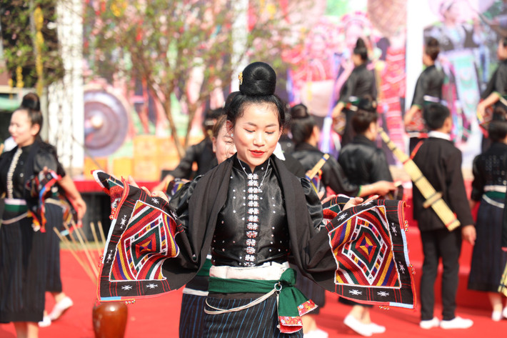Những điệu xoè Thái tiêu biểu trong mỗi dịp Tết đến xuân về, thể hiện sự đoàn kết, gắn bó của dân tộc.
