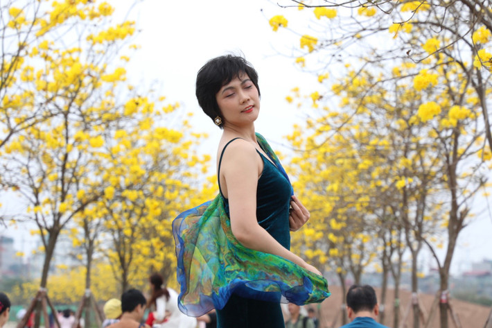 Nhiều người thuê thợ ảnh với đầy đủ đạo cụ như thang gấp để chụp cả những góc hình trên cao.