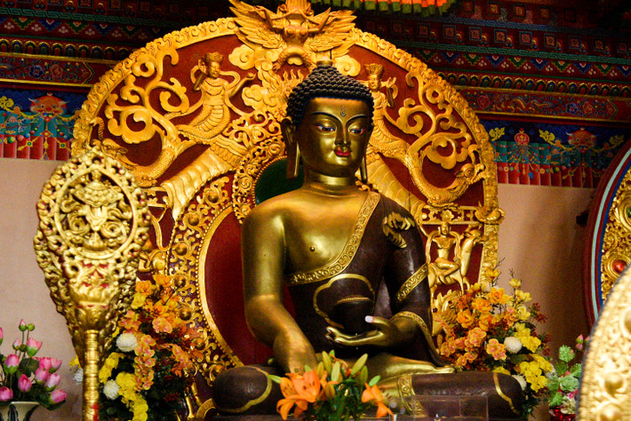 Chùa Long Quang theo pháp môn Mật tông Kim cương thừa nên có những đặc trưng thường thấy ở các ngôi chùa tại Nepal, Bhutan và Tây Tạng.