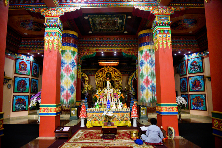 Trong chùa có 2 gian, bên ngoài là ngôi tam bảo, bên trong là nhà tổ.