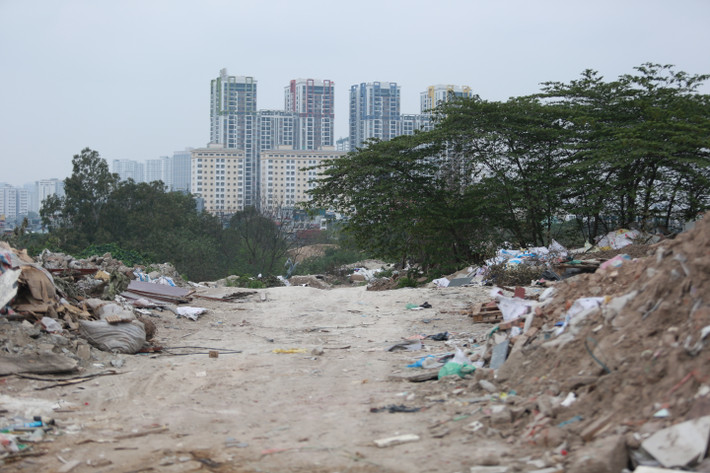 Tại khu vực gần đại lộ Chu Văn An (quận Hoàng Mai, Hà Nội) đã tồn tại “núi rác” tự phát bốc mùi hôi thối nồng nặc nhiều năm nay. Tình trạng này đã làm ảnh hưởng nghiêm trọng đến cuộc sống của người dân quanh đó, khiến họ vô cùng bức xúc.