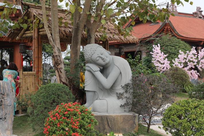 Chùa Phật Quang được xây dựng kỳ công, tỉ mỉ với nhiều tiểu cảnh đẹp mắt.