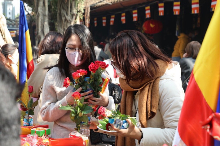 Những ngày này, du khách tới chùa Hà phần lớn đều là người trẻ. Mỗi người đều có mong ước tìm được ý trung nhân, hạnh phúc trong chuyện tình cảm.