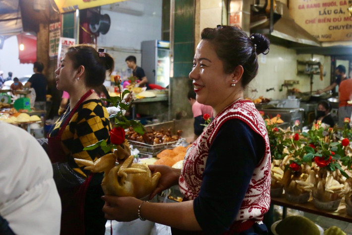 Cô Vũ Hoàng Dung (chủ một cửa hàng tại chợ) cho biết: “Cửa hàng chúng phải huy động hơn 10 người làm, bắt đầu làm từ 2h sáng để kịp phục vu nhu cầu mua gà của người dân. Năm sức mua đông hơn hẳn so với năm ngoái. Ngày hôm nay tôi bán được khoảng 600 con gà và 60 mâm cỗ.”