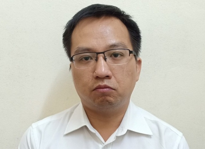 2. Bắt tạm giam chuyên viên Cục Kiểm định Hải quan: Cơ quan An ninh điều tra Bộ Công an đã ra Quyết định khởi tố bị can, ra Lệnh bắt bị can để tạm giam, Lệnh khám xét đối với Phạm Chí Kiên (sinh năm 1984, sống tại Hà Nội), chuyên viên phân tích Cục Kiểm định Hải quan (Tổng cục Hải quan) về tội “Lợi dụng chức vụ, quyền hạn trong khi thi hành công vụ” quy định tại Điều 356 Bộ luật Hình sự.