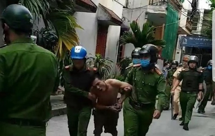 9. “Ngáo đá” cầm dao tấn công công an: Vào khoảng 4h sáng ngày 9/6, đối tượng Tăng Bá Hưng (SN 1980, tỉnh Hải Dương) “ngáo đá” đang cầm dao uy hiếp vợ chồng anh Nguyễn Kim Long tại phường Ngọc Châu (TP Hải Dương). Nhân lúc sơ hở, vợ chồng anh thoát được ra ngoài nhà, còn hắn cố thủ trong nhà. Sau hơn 2 tiếng, đối tượng bất ngờ thoát ra khỏi nhà, trên tay cầm 2 con dao nhằm thẳng lực lượng công an tấn công. Các trinh sát nhanh chóng dùng lá chắn đỡ và khống chế hắn.