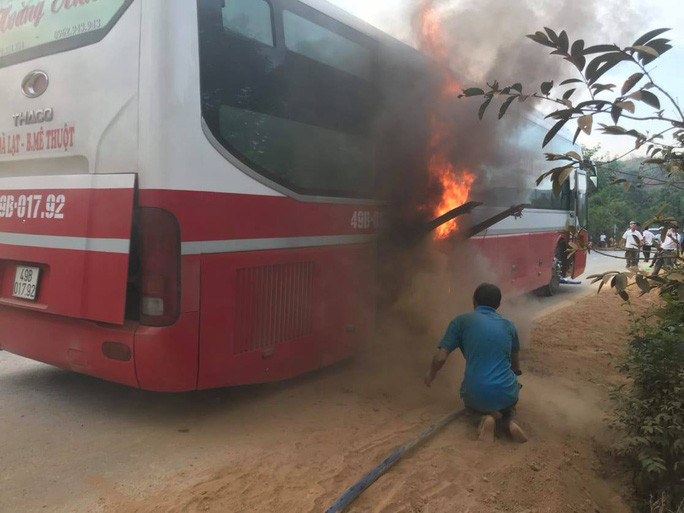 Ngay sau đó, tài xế đã dừng xe, hô hoán cho hành khách bỏ chạy thoát ra ngoài. Đồng thời, tài xế dùng bình chữa cháy mini để khống chế ngọn lửa nhưng không được. Rất may lúc này có người dân tưới cà phê gần đó đã kéo ống nước đến tưới hỗ trợ. Khoảng 20 phút sau, ngọn lửa được dập tắt.