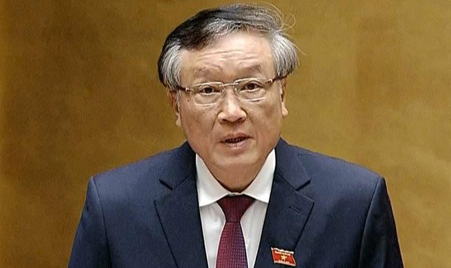 2. Làm rõ chứng cứ vụ án Hồ Duy Hải trước Quốc hội: Sáng nay, tại phiên thảo luận về kinh tế - xã hội của Quốc hội, Chánh án Tòa án nhân dân tối cao Nguyễn Hòa Bình đã làm rõ các chứng cứ trong vụ án Hồ Duy Hải. Theo đó, Hồ Duy Hải có 25 lời khai nhận tội, trong đó lời khai nhận tội đầu tiên là tự viết ra, không phải là bản cung kiểu hỏi và đáp.