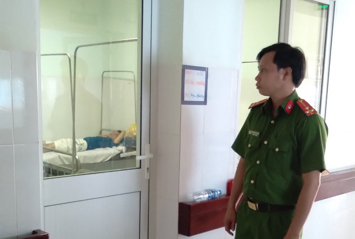 5. Chết không nổi nên trình báo giết người: Công an tỉnh Vĩnh Long đã khởi tố và tạm giữ Huỳnh Nguyễn Thiện Khiêm. Khiêm khai đã bóp cổ bạn gái dẫn đến tử vong tại nhà trọ ở ấp Phước Hòa, xã Hòa Phú. Sau đó y tự tử bằng nhiều cách như dùng dây điện dí vào chân, dùng dao và lưỡi lam cắt hai bên cổ tay, uống thuốc ngủ, thuốc diệt cỏ để tự tử nhưng không chết nên đành tự thú.