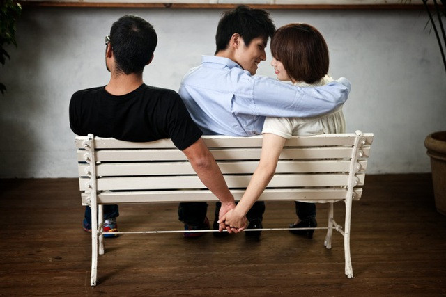 Dù biết Ngân có bạn trai nhưng cả hai vẫn lén lút quan hệ tình cảm với nhau. Mấy ngày sau khi nhắn tin, T. nhận được điện thoại của bạn trai Ngân là Huỳnh Văn Tấn (quê Bình Đình, làm việc tại Q1) thông báo biết về nội dung tin nhắn tình dục ngày 24/9, là do Tấn dùng tài khoản Zalo của Ngân để nhắn với T. (Ảnh minh họa)