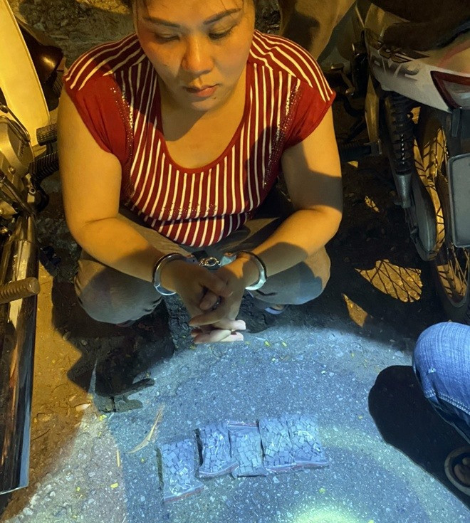 Vừa mới triển khai thí điểm nhưng tổ 140 của Công an Hà Nội đã xử lý nhiều vi phạm về ma túy, vũ khí giúp người dân an tâm khi ra đường. Đặc biệt, qua kiểm tra đôi nam nữ nghi vấn, tổ công tác 140 phát hiện vận chuyển hơn 1.000 viên thuốc lắc và một trong số họ đang bị cảnh sát truy nã. Tổ này còn kiểm soát chặt việc mang vũ khí, chất kích thích, ma túy, hàng lậu khi tham gia giao thông với 4 nghi phạm liên quan bị tạm giữ.
