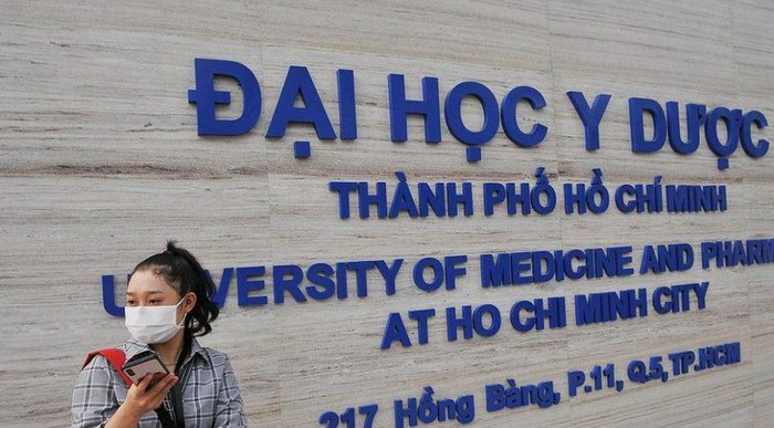 5. Bộ Y tế yêu cầu làm rõ vụ học phí trường Y tới 70 triệu/năm:Trường ĐH Y Dược TPHCM công bố mức học phí năm học 2020 – 2021 với nhiều ngành học tăng gấp 4-5 lần so với năm 2019. Cao nhất là ngành Răng-Hàm-Mặt với học phí 70 triệu đồng/năm, ngành Y khoa 68 triệu đồng/năm, Kỹ thuật phục hình răng 55 triệu đồng/năm, Dược học 50 triệu đồng/năm. Dự kiến học phí mỗi năm tiếp theo sẽ tăng thêm 10%. Trong khi mức học phí hiện tại của trường chỉ 1,3 triệu đồng/tháng, tương đương 13 triệu đồng/năm.