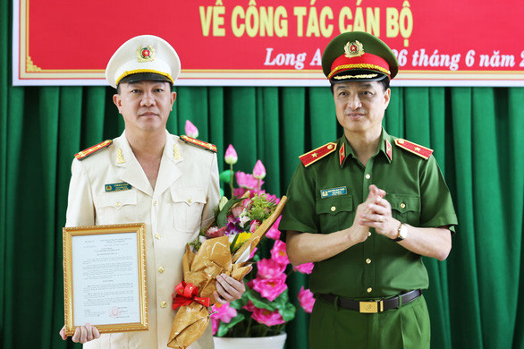 Đại tá Lâm Minh Hồng, tân Giám đốc Công an Long An: Ông giữ chức Phó Giám đốc Công an tỉnh An Giang trước khi được bổ nhiệm Giám đốc Công an Long An.