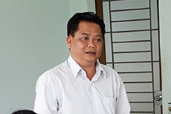  Phó Bí thư huyện ở Bình Phước bị cách chức vì sử dụng bằng giả: Mới đây, UB Kiểm tra Tỉnh ủy Bình Phước vừa có quyết định kỷ luật bằng hình thức cảnh cáo, cách chức vụ đối với ông Bùi Quốc Minh - Phó Bí thư thường trực huyện Phú Riềng do có hành vi sử dụng bằng giả để đi xin việc, từ đó được bầu vào các chức danh chủ chốt ở huyện.