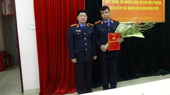 3. VKSND Tối cao vào cuộc vụ Phó Viện trưởng VKSND quận Hoàn Kiếm: Ngày hôm nay, VKSND TP Hà Nội đã quyết định gia hạn thời gian tạm đình chỉ công tác đối với ông Nguyễn Xuân Dũng (SN 1966, Phó Viện trưởng VKSND quận Hoàn Kiếm, Hà Nội) thêm 15 ngày, kể từ ngày 19/6. Ông Dũng bị tố nhận tiền của bị cáo nhưng vẫn tuyên 28 tháng tù giam. Ông Nguyễn Xuân Dũng (phải).