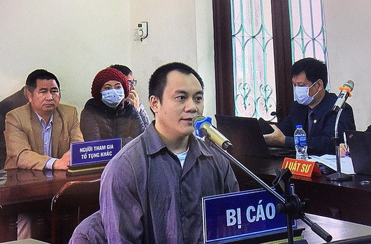 7. Xét xử vụ xe Innova đi lùi trên cao tốc: Sáng 4/6, TAND tỉnh Thái Nguyên mở phiên phúc thẩm lần hai, xét xử hai bị cáo Ngô Văn Sơn (tài xế xe Innova) và Lê Ngọc Hoàng (tài xế xe container) cùng về tội vi phạm quy định về điều khiển phương tiện giao thông đường bộ. Bị cáo Lê Ngọc Hoàng giữ nguyên kháng cáo toàn bộ bản án sơ thẩm với mình, và đề nghị thay đổi người giữ quyền công tố là kiểm sát viên Lưu Thế Hưng vì cho rằng không vô tư, khách quan khi giải quyết vụ án; làm việc chỉ nhằm kết tội bị cáo, không quan tâm các tình tiết gỡ tội.