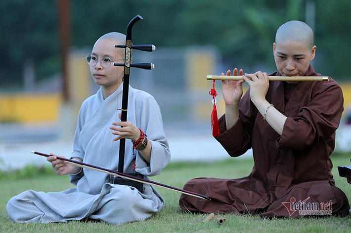 Khoảng sân rộng lớn trước tòa giảng đường Viên Quang là nơi tăng, ni sinh cùng nhau phiêu theo các điệu nhạc. Âm nhạc cũng là là một phần không thể thiếu trong đời sống của họ.