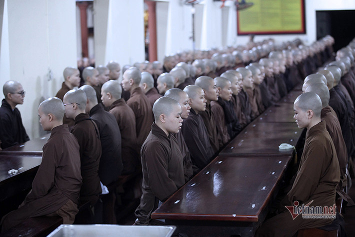 Các tăng, ni sinh thực hành nghi lễ tôn giáo trước khi ăn bữa điểm tâm.