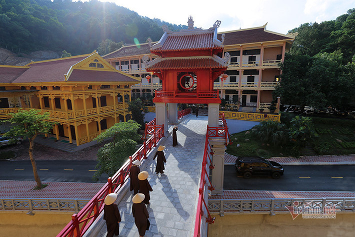 Sau bữa điểm tâm, các tăng, ni sinh lên giảng đường học tập. HVPGVN được thành lập từ năm 1981 ngay sau khi Giáo hội Phật giáo Việt Nam được thành lập ngày 7/11/1981, lúc đó được gọi là Trường Cao cấp Phật học và sau này được đổi tên như hiện nay.