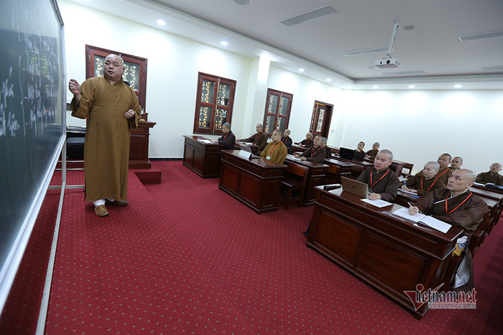 Các tăng, ni sinh lớp Thạc sĩ Phật học khóa 2 đang trong giờ học với giảng sư, tiến sĩ Phật học Thích Đức Giáo, Giảng sư HVPGVN tại TP Hồ Chí Minh. Các chuyên ngành đào tạo của Học viện gồm các môn học về giáo lý đạo Phật (Tam tạng Thánh điển: Kinh – Luật – Luận) và khoa học xã hội nhân văn.
