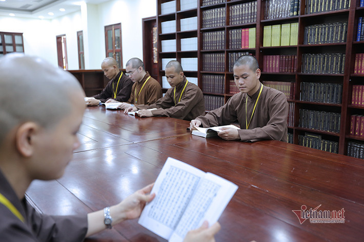 Học viện có một thư viện với hàng nghìn đầu sách, được mở tất cả các ngày trong tuần và luôn thu hút đông đảo tăng, ni sinh đến đọc, học tập, trao đổi kiến thức.