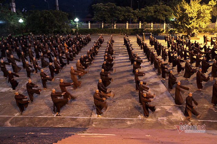 Gần 500 tăng, ni sinh đang học tập tại Học viện Phật giáo Việt Nam tại Hà Nội đều đặn thức dậy, tập thể dục từ 4h30' sáng mỗi ngày.