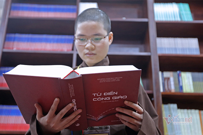 Ni sinh Thích Diệu Khiêm (tu hành tại chùa Lập Kế, Thủy Nguyên, Hải Phòng) hiện đang học lớp HV 1 hệ cử nhân cho biết các tăng, ni sinh không chỉ học, nghiên cứu Phật giáo, các vấn đề văn hóa, xã hội... mà còn tìm hiểu, nghiên cứu các tôn giáo khác trên thế giới.