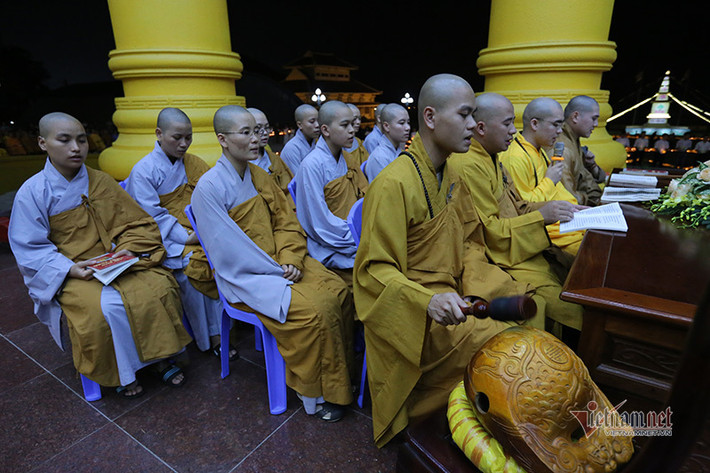 Tham gia thực hành các khóa lễ, nghi lễ Phật giáo là hoạt động bắt buộc đối với các tăng, ni sinh tu học tại HVPGVN. Ba Học viện còn lại là HVPGVN tại TP. HCM, HVPGVN tại Huế và HVPG Nam tông Khơ me tại Cần Thơ. >>> Xem thêm video: Bí ẩn pho tượng Phật Quan Âm nghìn mắt nghìn tay | VTC