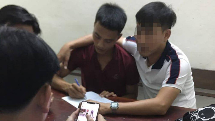 Theo nhân viên quán net, hai ngày đầu tới quán chơi thì mọi người không để ý đến Sự nhưng sau khi đọc báo thì phát hiện ra và báo công an. Tối 17/6, có 2 cán bộ công an đến quán để xem mặt Sự, tuy nhiên lúc này Sự ra ngoài. Đến tối nay, Công an ập vào bắt Sự.
