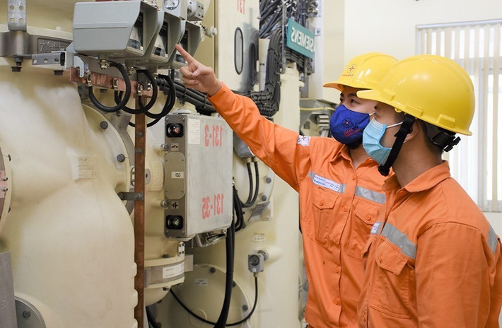 2. Đình chỉ công tác giám đốc điện lực Đồng Hới: Liên quan đến ghi nhầm số điện của hộ dân tại Đồng Hới Quảng Bình gấp 33 lần, Tổng Giám đốc Tổng Công ty Điện lực miền Trung (EVNCPC) đã ra quyết định đình chỉ công tác ông Trần Xuân Công, Phó Giám đốc phụ trách kinh doanh Công ty Điện lực Quảng Bình và ông Thái Hồng Lĩnh, Giám đốc Điện lực Đồng Hới.