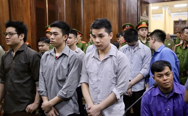 7. Phúc XO bị tuyên án 12 năm tù: HĐXX phiên tòa sơ thẩm đã tuyên án đối với bị cáo Trần Ngọc Phúc (tức Phúc XO, 38 tuổi, ngụ Huyện Hóc Môn, TPHCM) 12 năm tù - mức cao nhất VKS đề nghị trước đó; buộc nộp phạt 50 triệu đồng; tịch thu toàn bộ 600 triệu đồng thu nhập bất chính. 7 bị can lĩnh 7- 8 năm tù. Trần Ngọc Tài (em Phúc) lĩnh 4 năm tù; 3 nhân viên nhận 9 tháng đến 1 năm 6 tháng tù, 1 bị cáo bị phạt 9 tháng tù. >>> Mời độc giả xem thêm video: Bố đẻ đánh con trai nhập viện ở Thái Nguyên | VTC