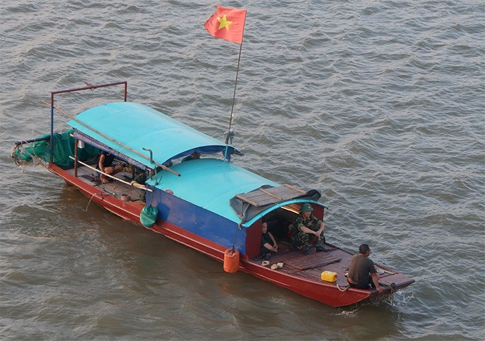 Chiều nay 22/6, lực lượng chức năng sẽ trục vớt quả bom gần cầu Long Biên, cách khoảng 800 mét để mang đi xử lý. Theo quan sát của PV Kiến Thức, khoảng 17h10 chiều nay đã có mặt ở sông Hồng khu vực cầu Long Biên để di dời quả bom. Đến khoảng 18h30 qua bom đã được di dời đi nơi khác.